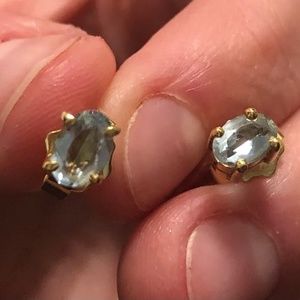 Oval stud with diamond-like stone